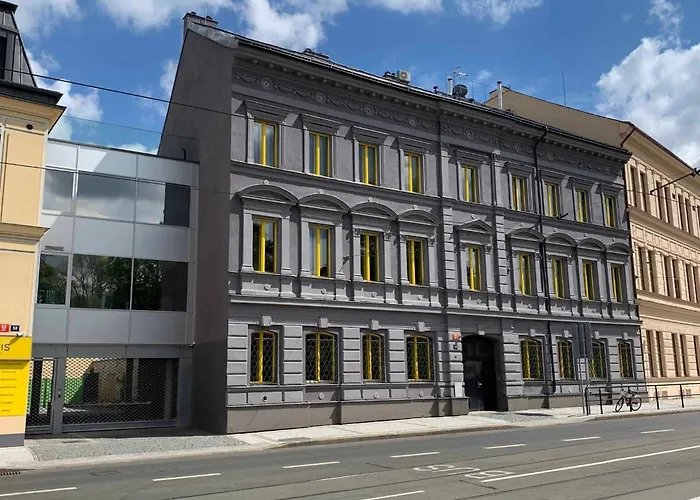 Lyly - Modern Apartment, Free Parking, Near The Metro